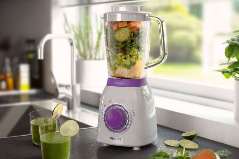 preparation of smoothies for weight loss in a blender
