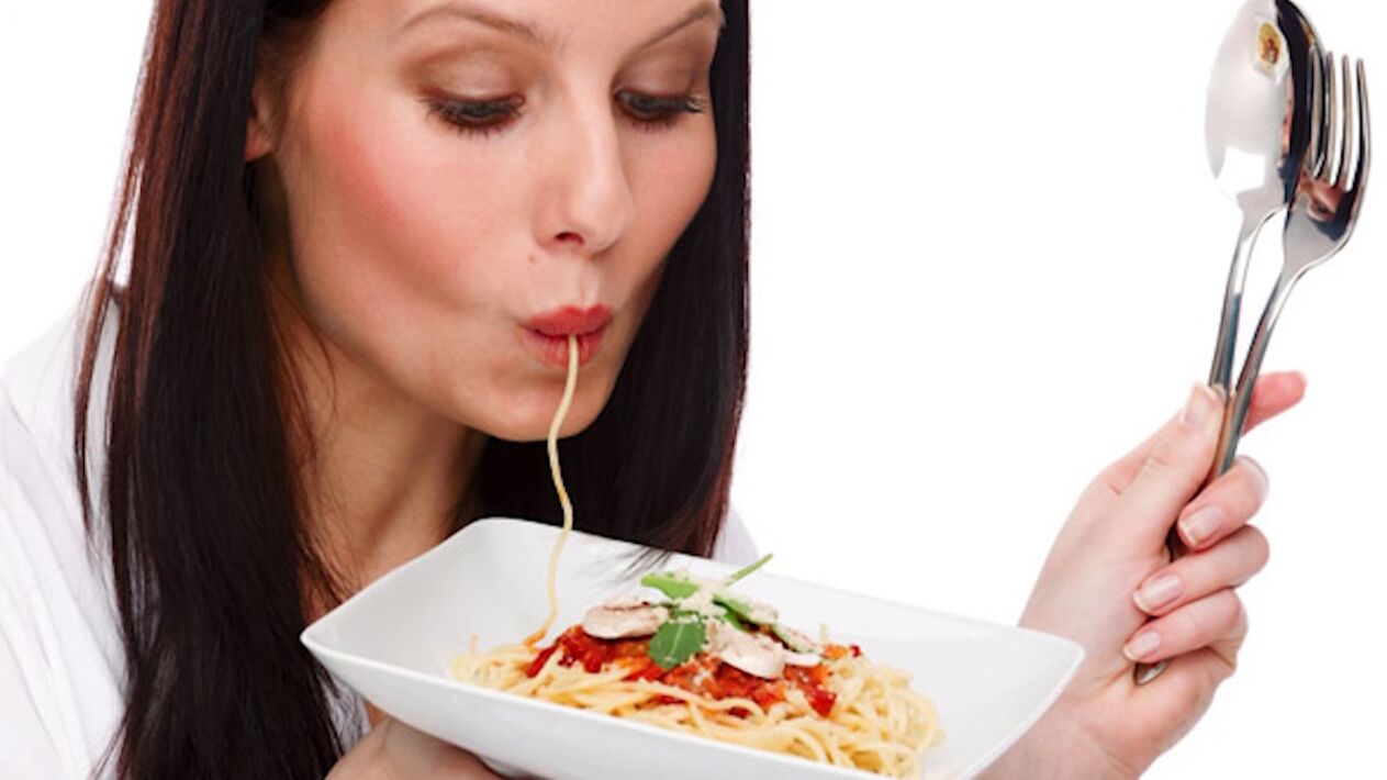 woman eating spaghetti to lose weight belly
